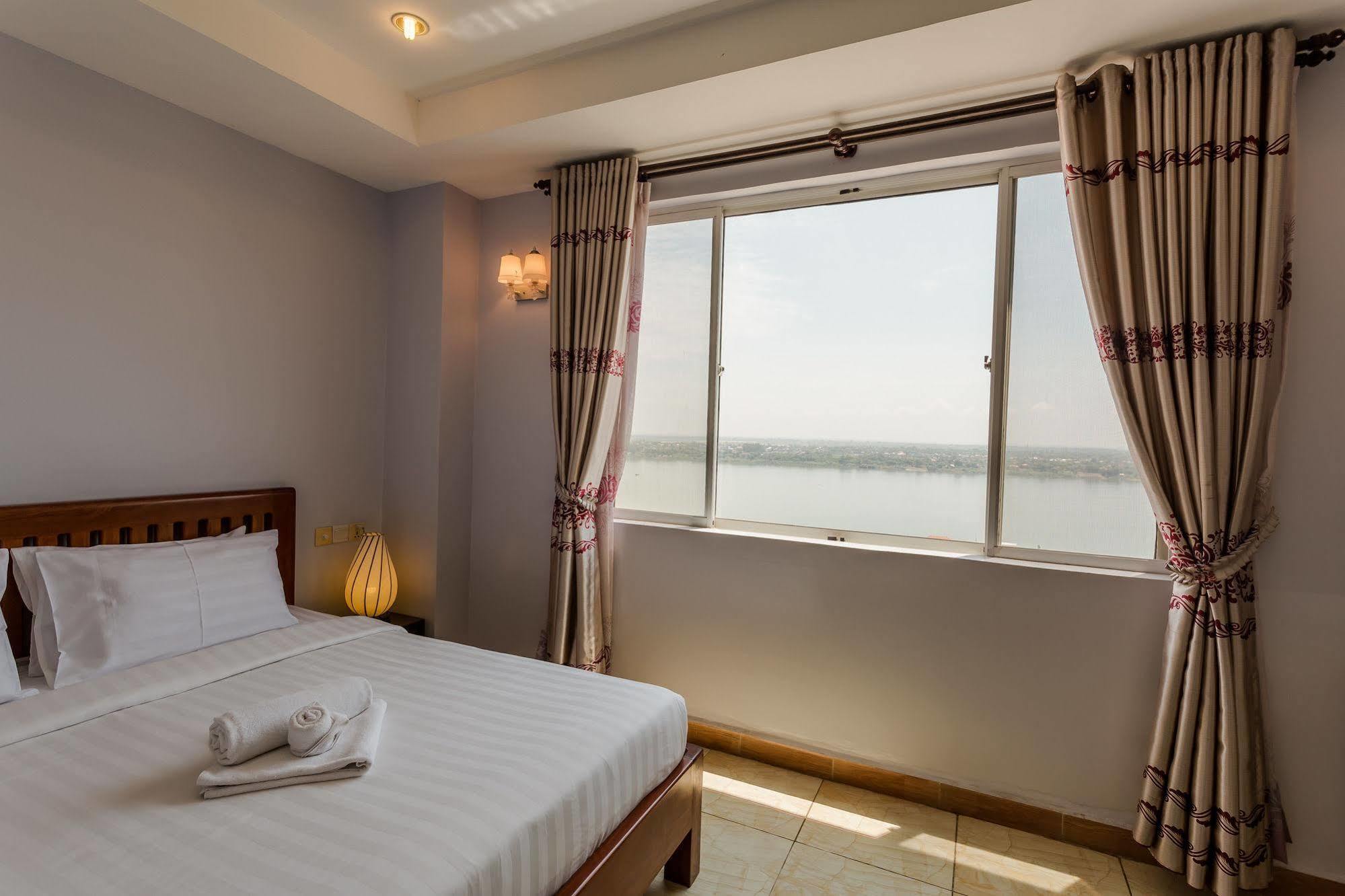 Mekong View Tower Hotel Phnom Penh Esterno foto